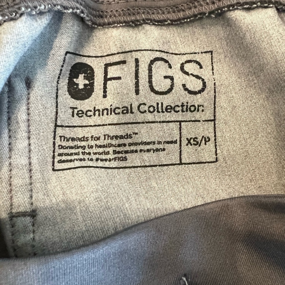 Figs Charcoal XS Catarina Top and Petite Zamora Joggers - Picture 4 of 4